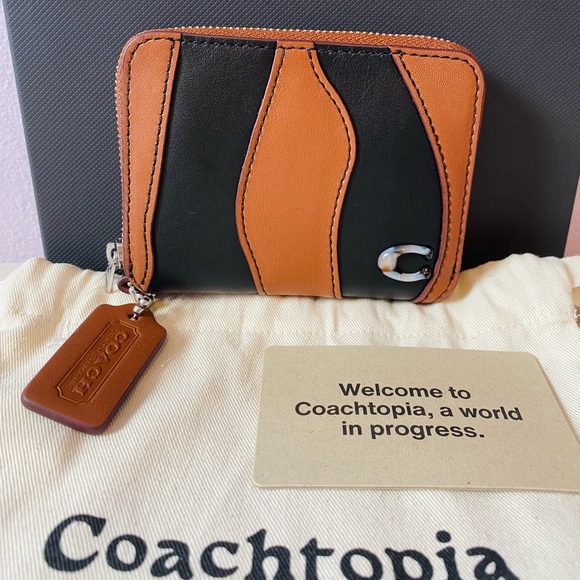 Coach Coachtopia Zip Around Wallet in Wavy Stripe Upcrafted Leather Black/Saddle - Picture 1 of 10